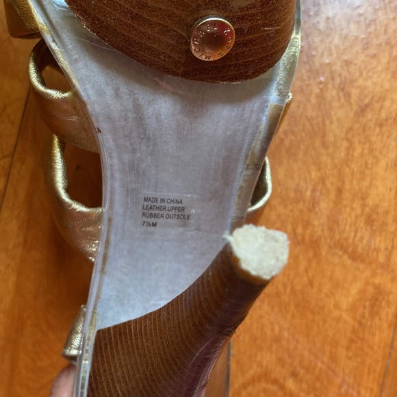 7.5 gold Micheal Kors platform sandal - Picture 5 of 5